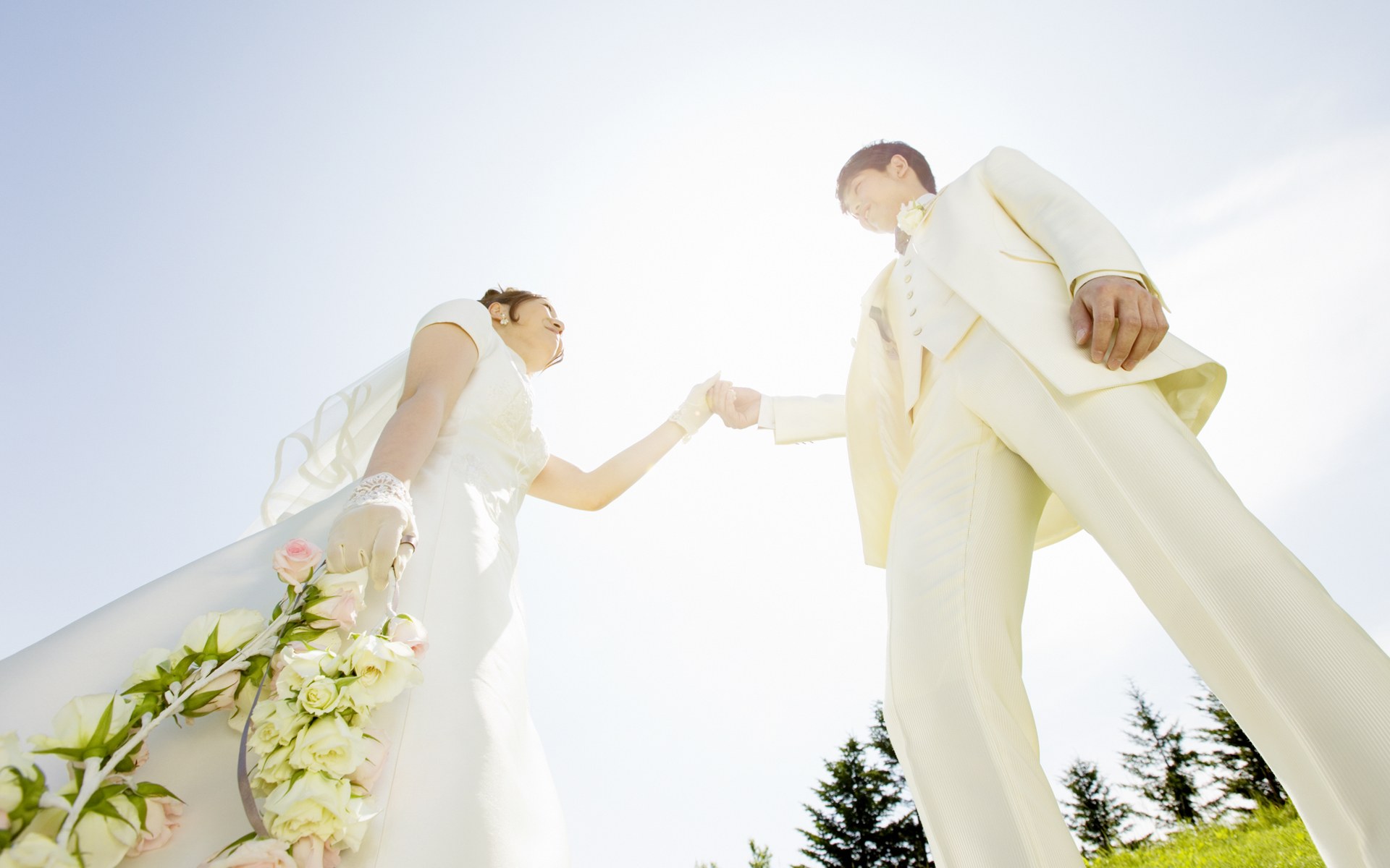 Жених и невеста в белом